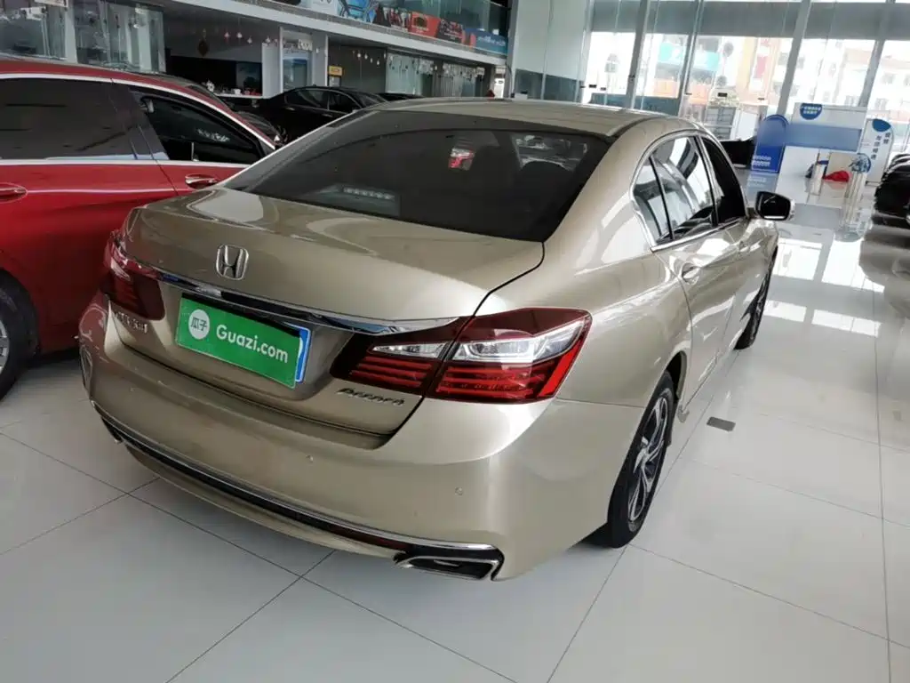 Фото 7 - Honda Accord