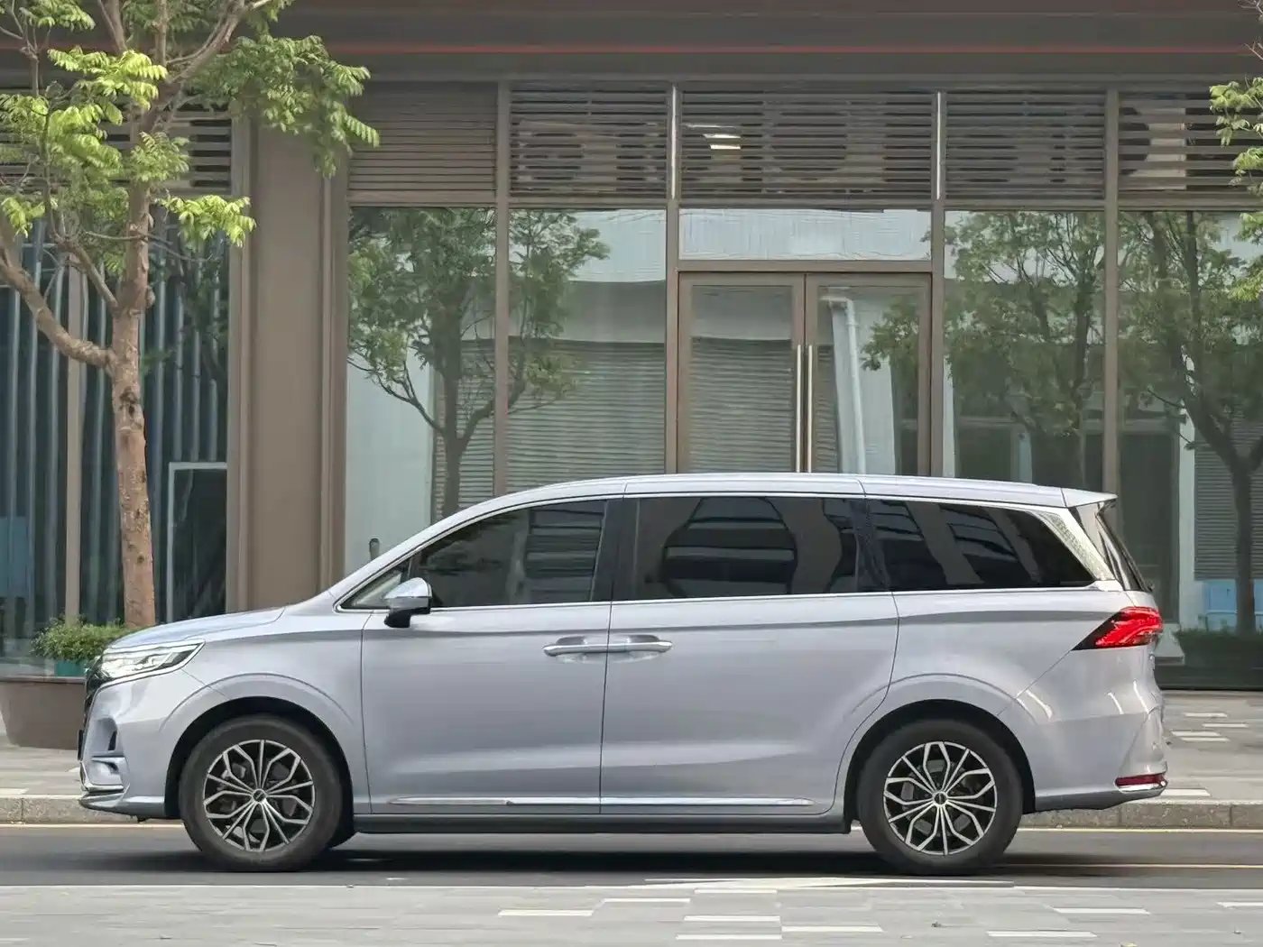 Roewe iMAX8 EV 2023 2022 Gold Edition