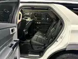 Photo 8 - Ford Explorer