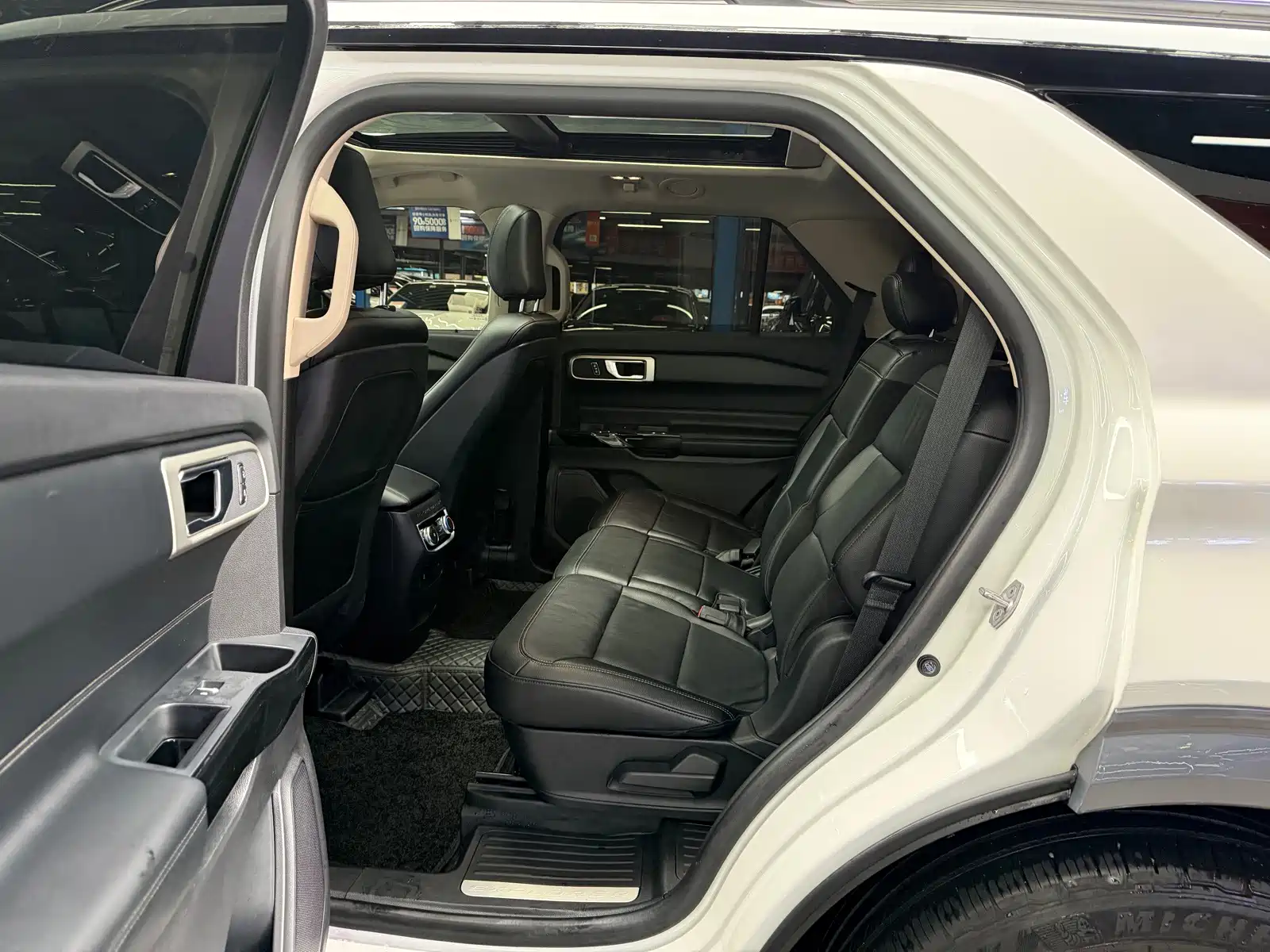 Photo 8 - Ford Explorer