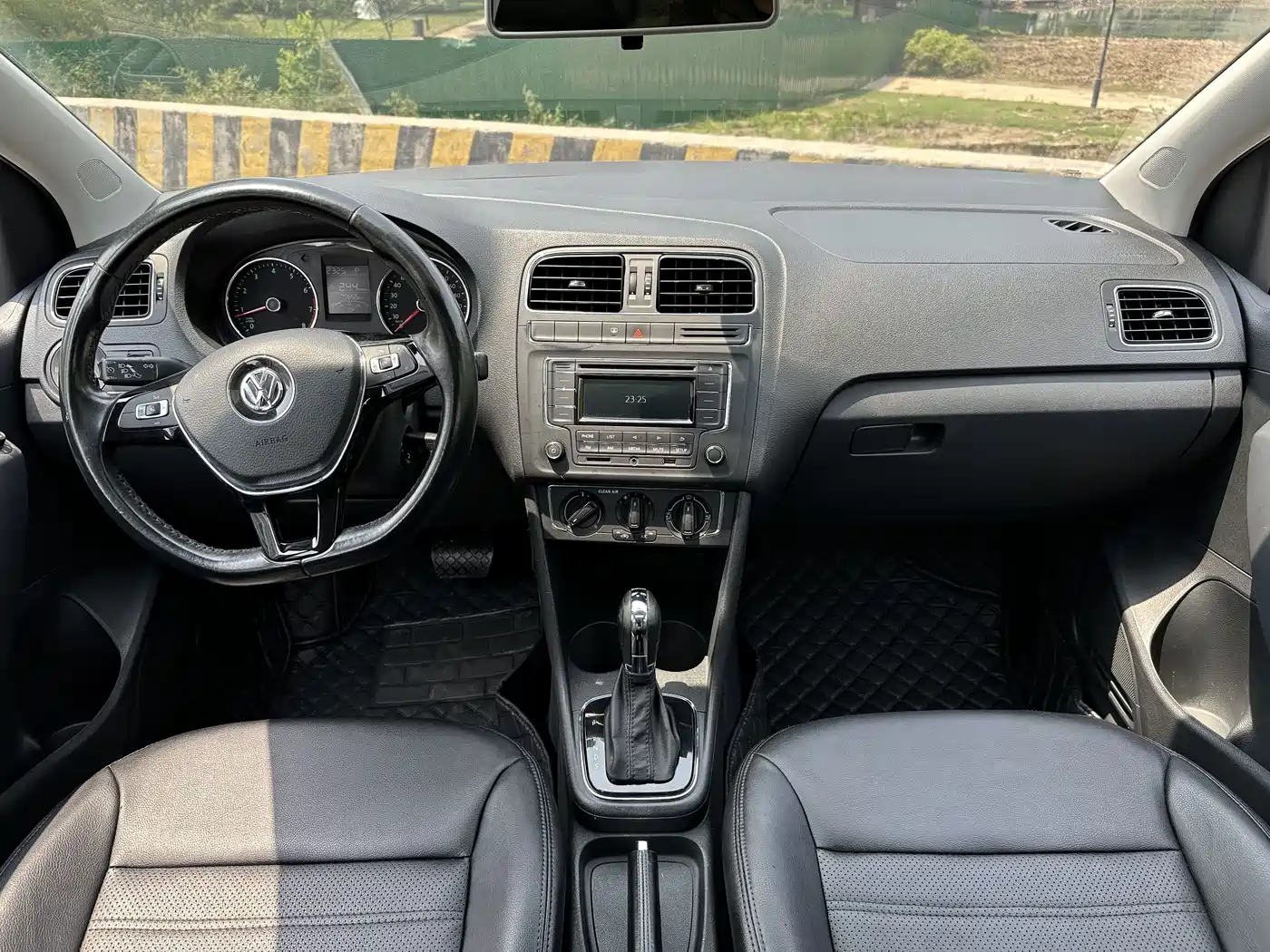 Volkswagen Polo 2016 1.6L Automatic Comfort фото 9