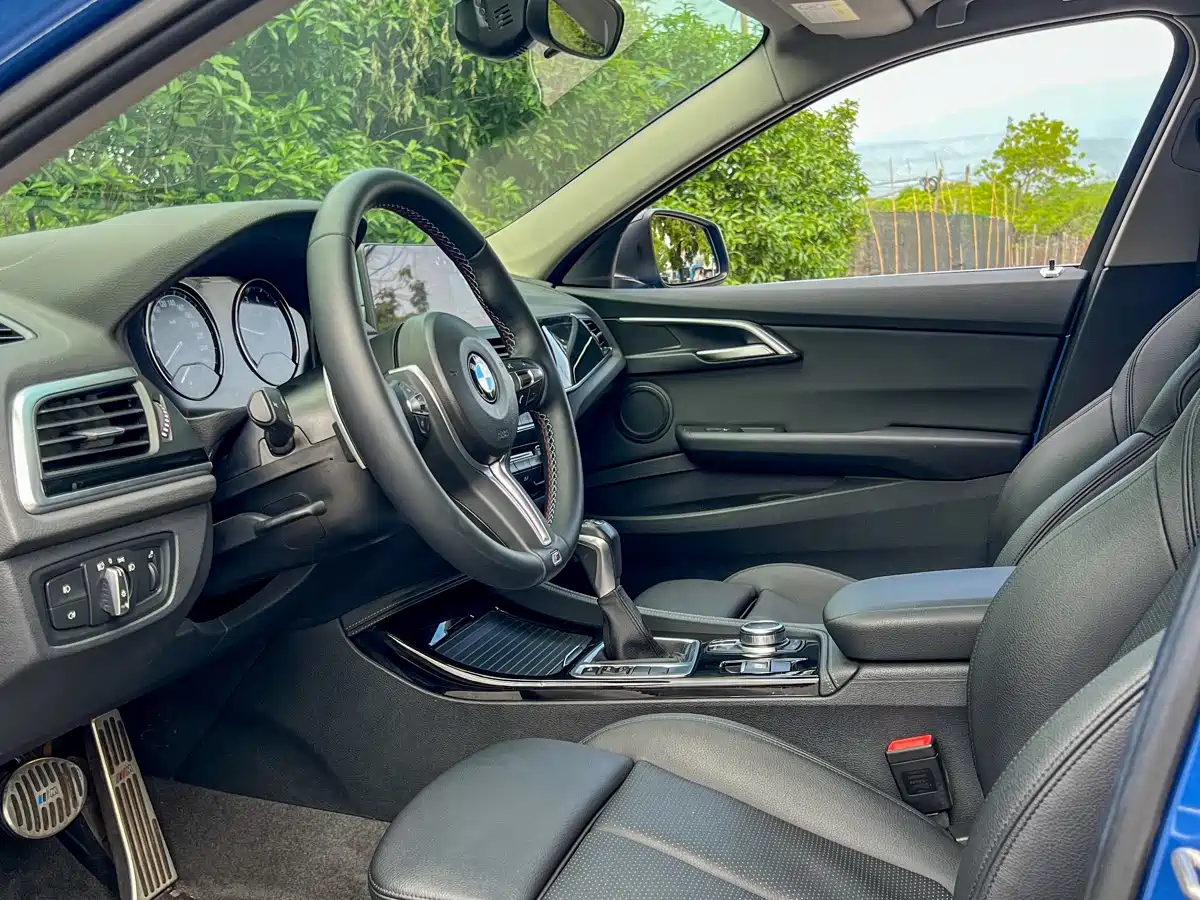 BMW 1 Series 2018 118i Sport Edition фото 13