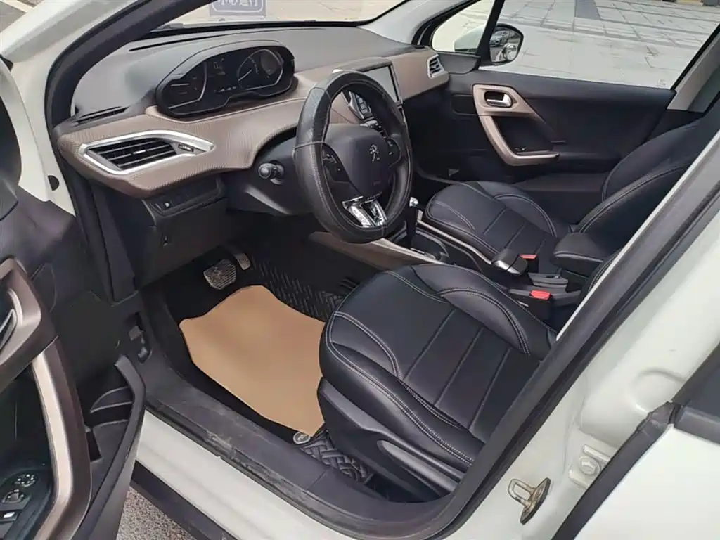 Peugeot 2008 2014 1.6L Automatic Fashion Edition фото 15