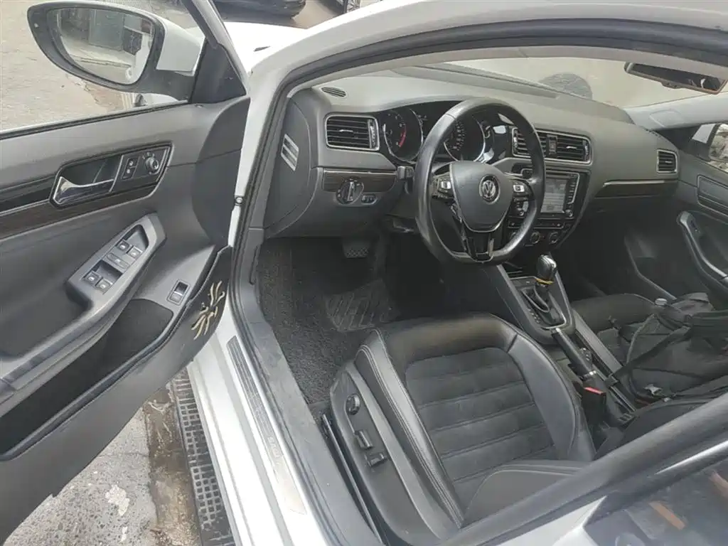 Volkswagen Sagitar 2015 230TSI Automatic Luxury фото 16