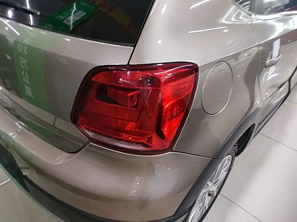 Volkswagen Polo 2016 1.4L Cross Polo Automatic фото 8