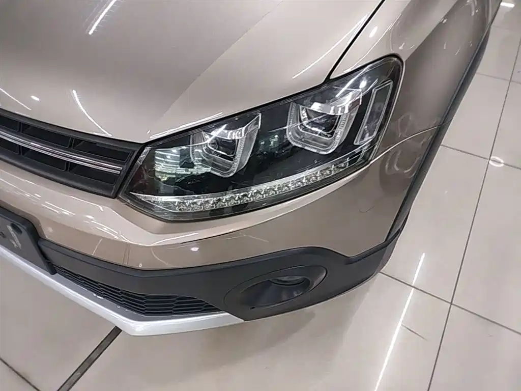 Volkswagen Polo 2016 1.4L Cross Polo Automatic фото 24