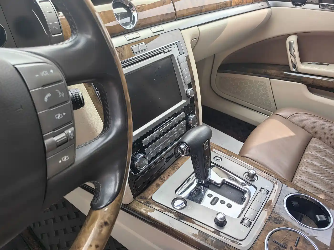 Volkswagen Phaeton 2011 4.2L V8 4-seat Extended Individual Edition фото 4