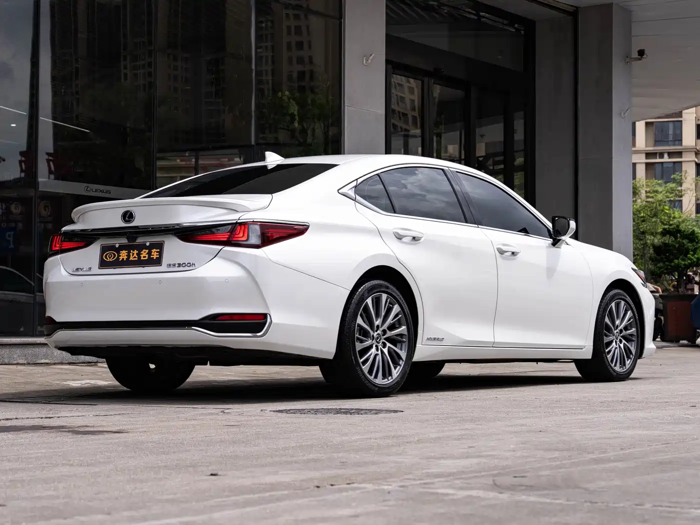 Photo 3 - Lexus ES