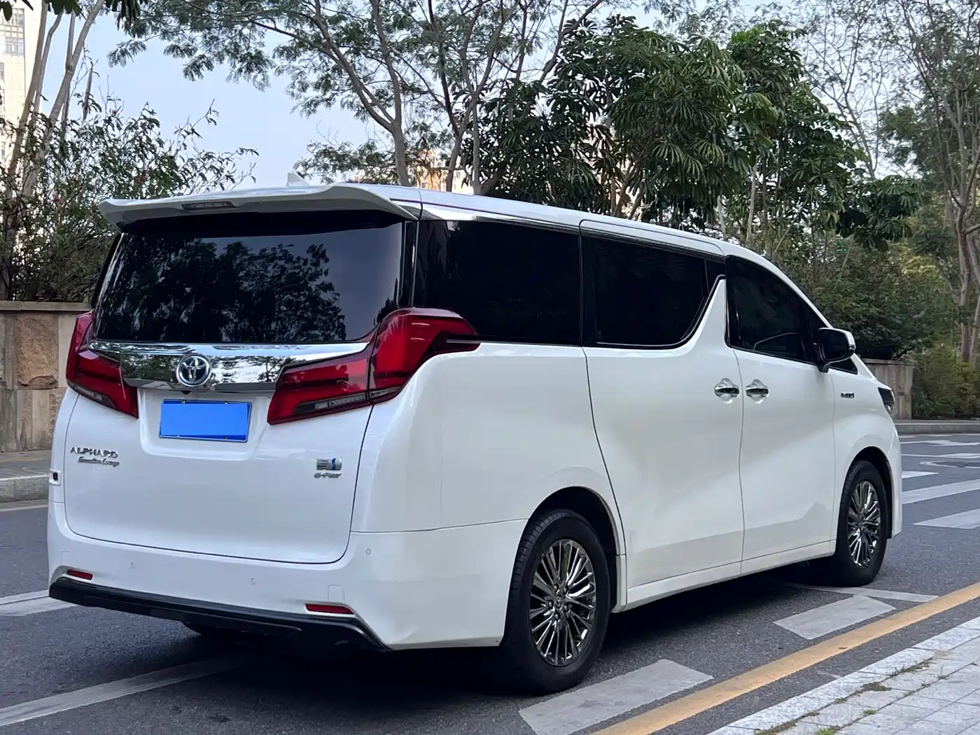 Toyota Alphard 2021 Hybrid 2.5L Premium фото 5