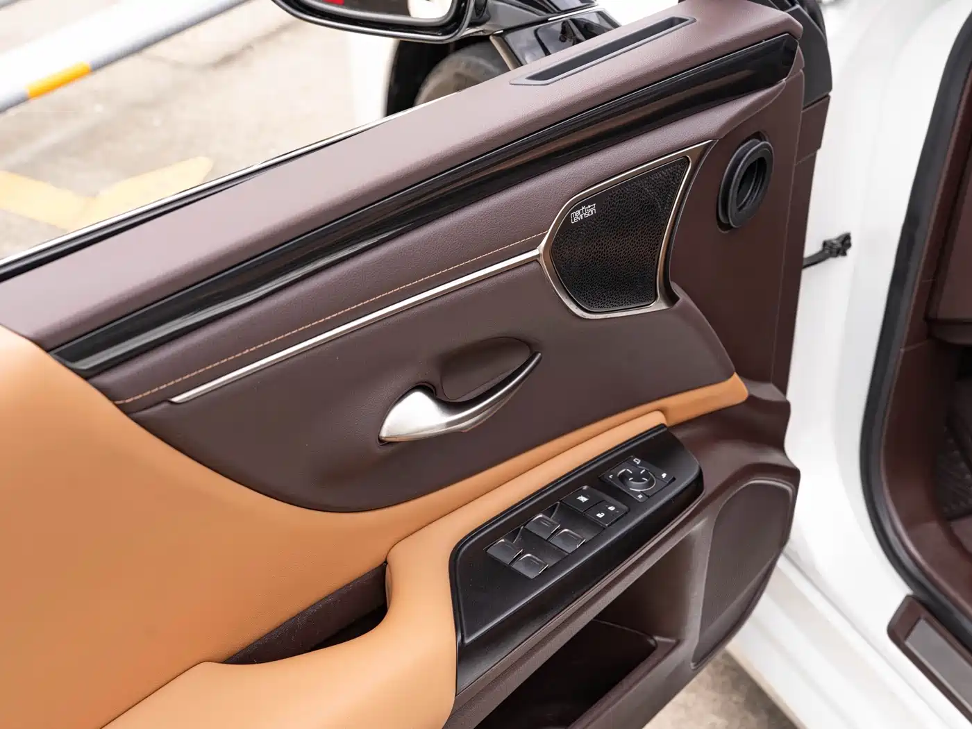 Photo 19 - Lexus ES