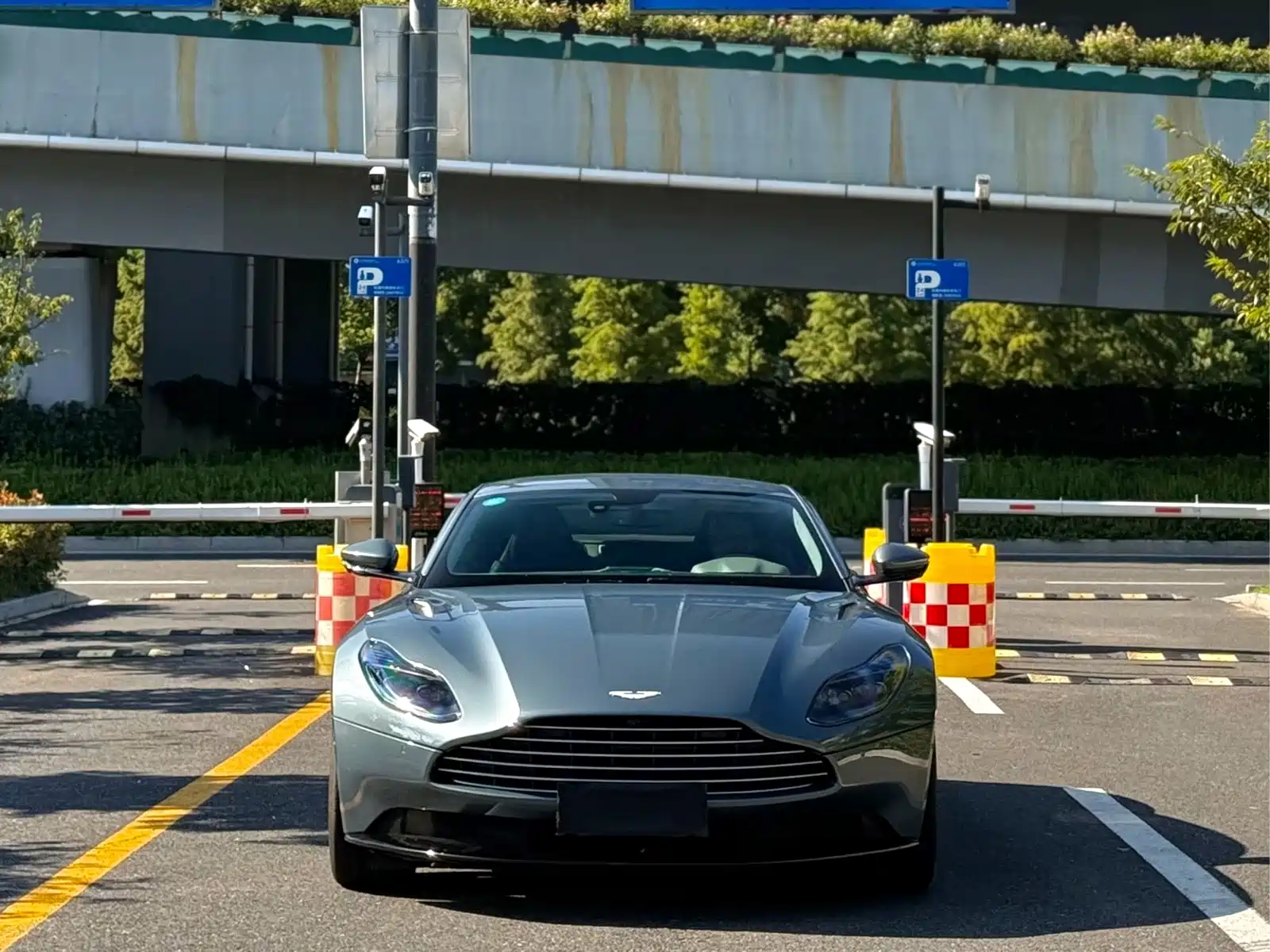 Фото 1 - Aston Martin DB11