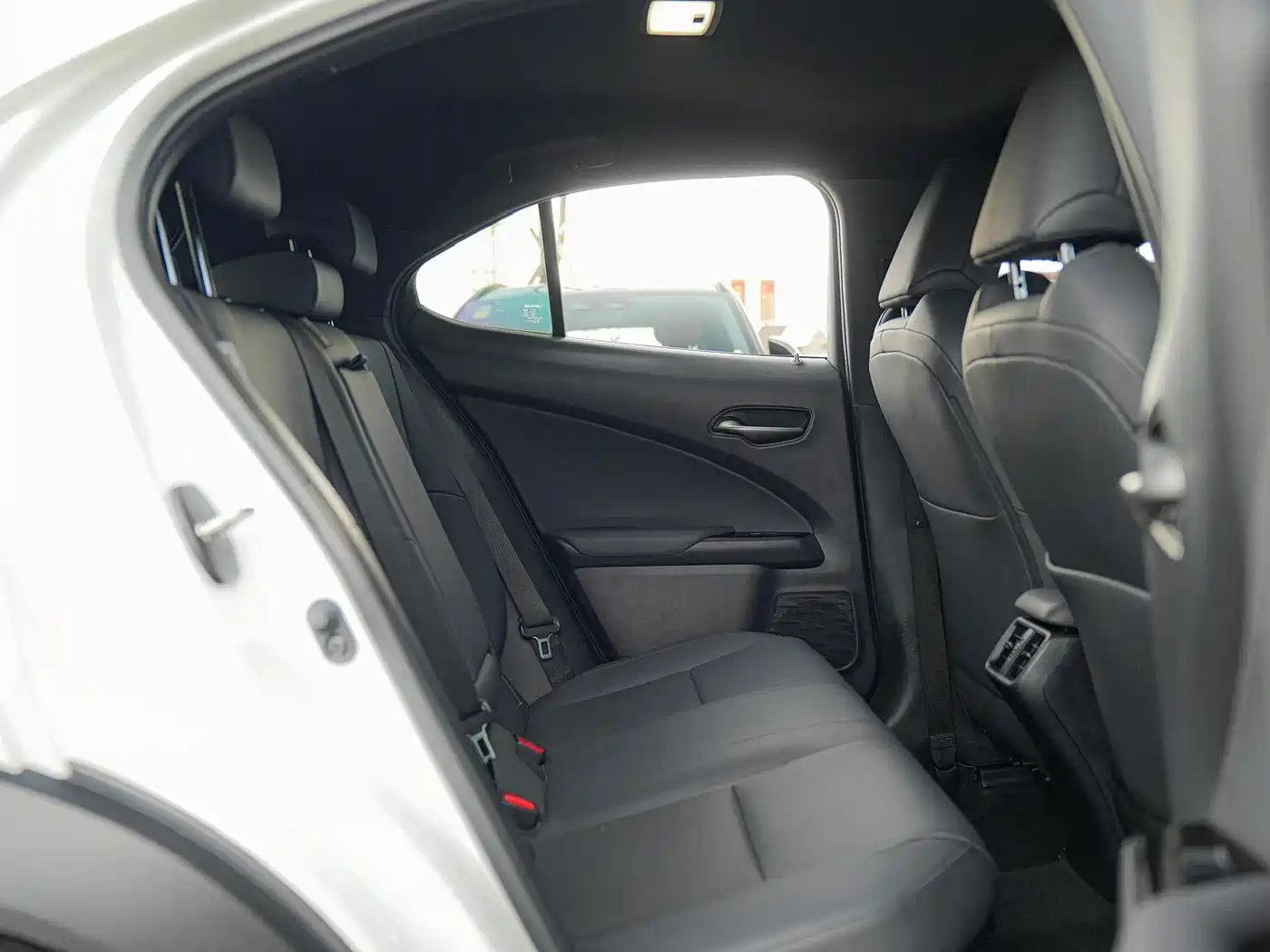 Lexus UX 2022 260h Cool Edition фото 14