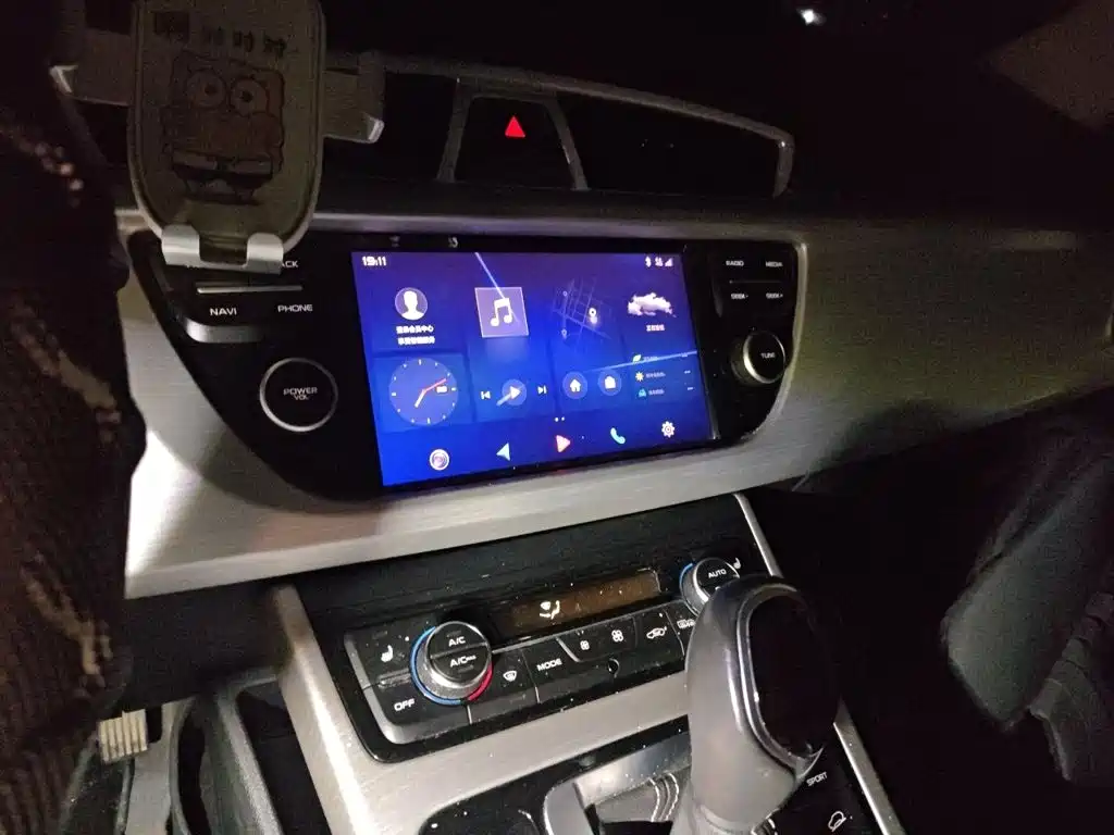 Фото 6 - Geely Atlas