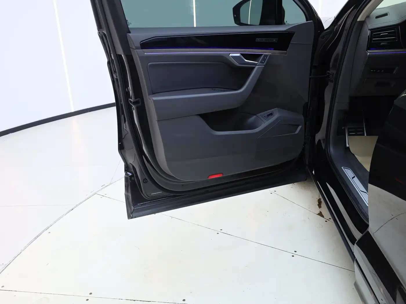 Volkswagen Touareg 2022 3.0TSI Rui Xiang Edition Gloss Black Sport Package фото 21