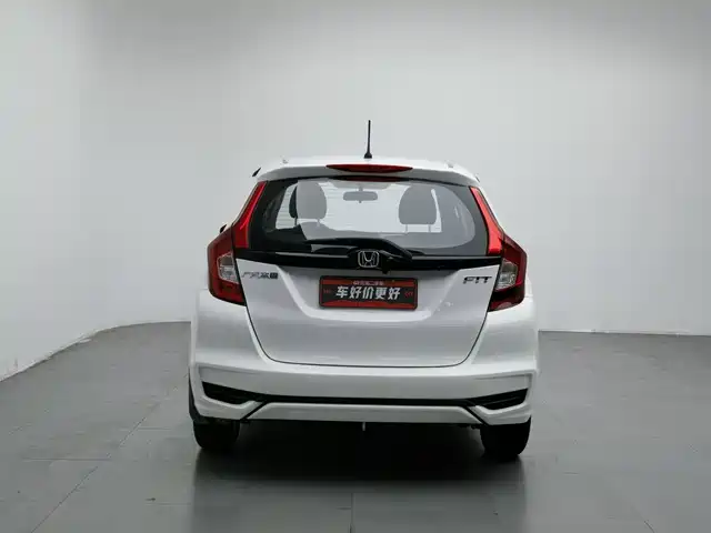 Honda Fit 2018 1.5L CVT Comfort Sunroof Edition — фото 4