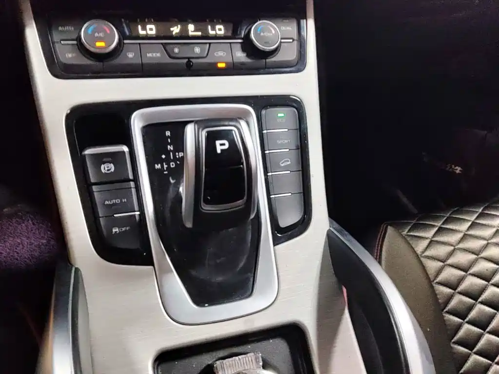 Фото 14 - Geely Atlas