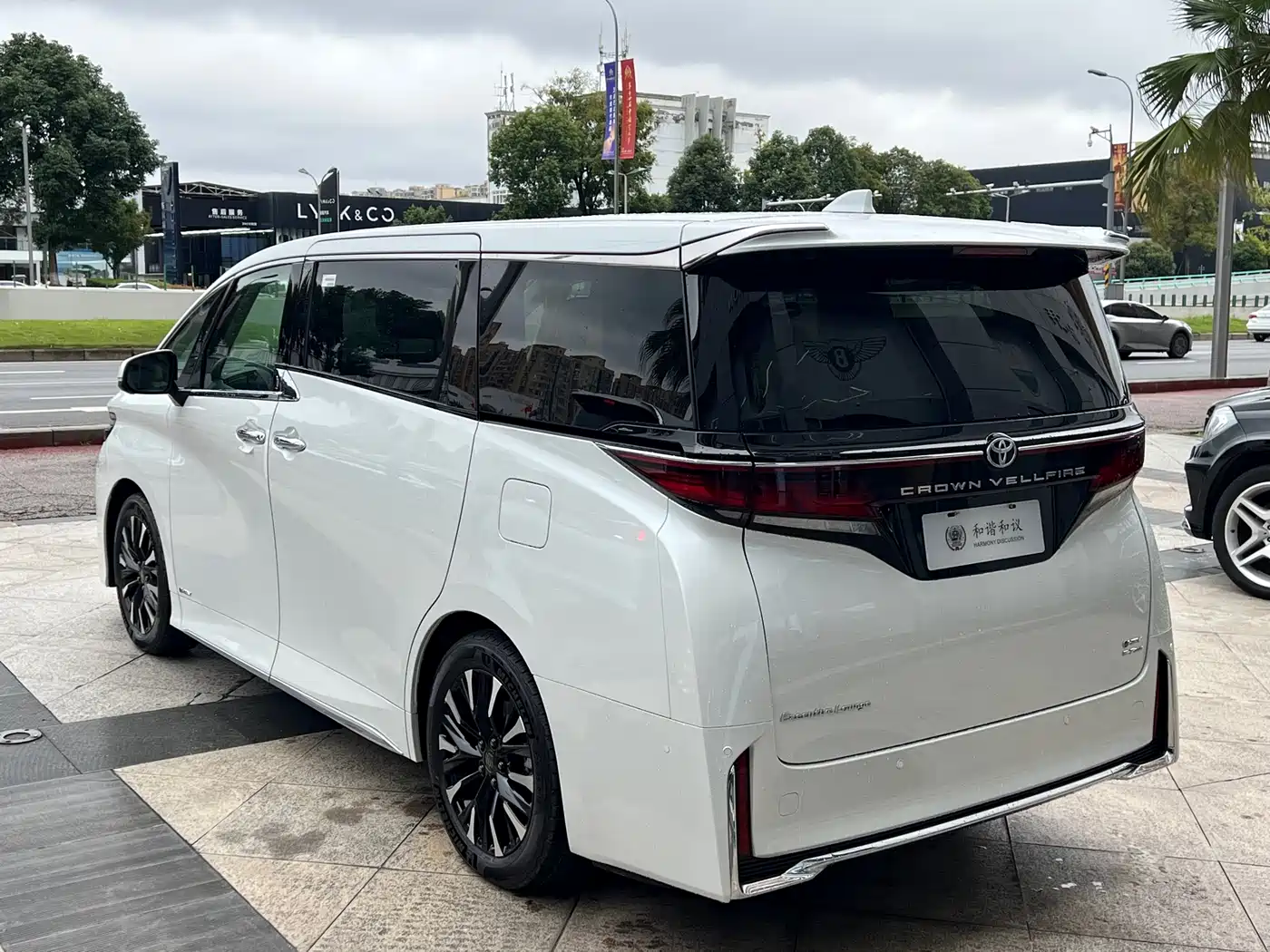 Toyota Vellfire 2024 Crown Hybrid 2.5L Premium Edition фото 22