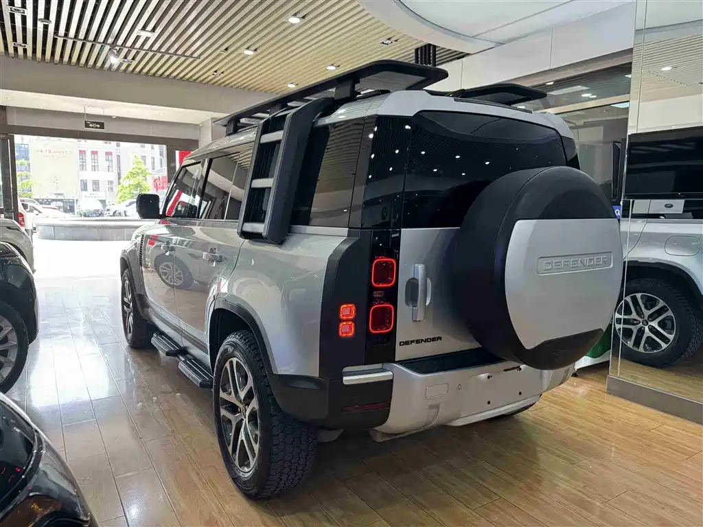 Land Rover Defender 2020 110 P400 Dark Special Edition фото 19