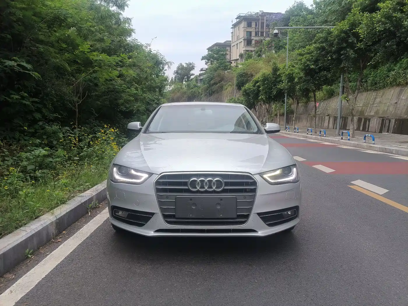 Audi A4L 2013 35 TFSI Automatic Comfort фото 2