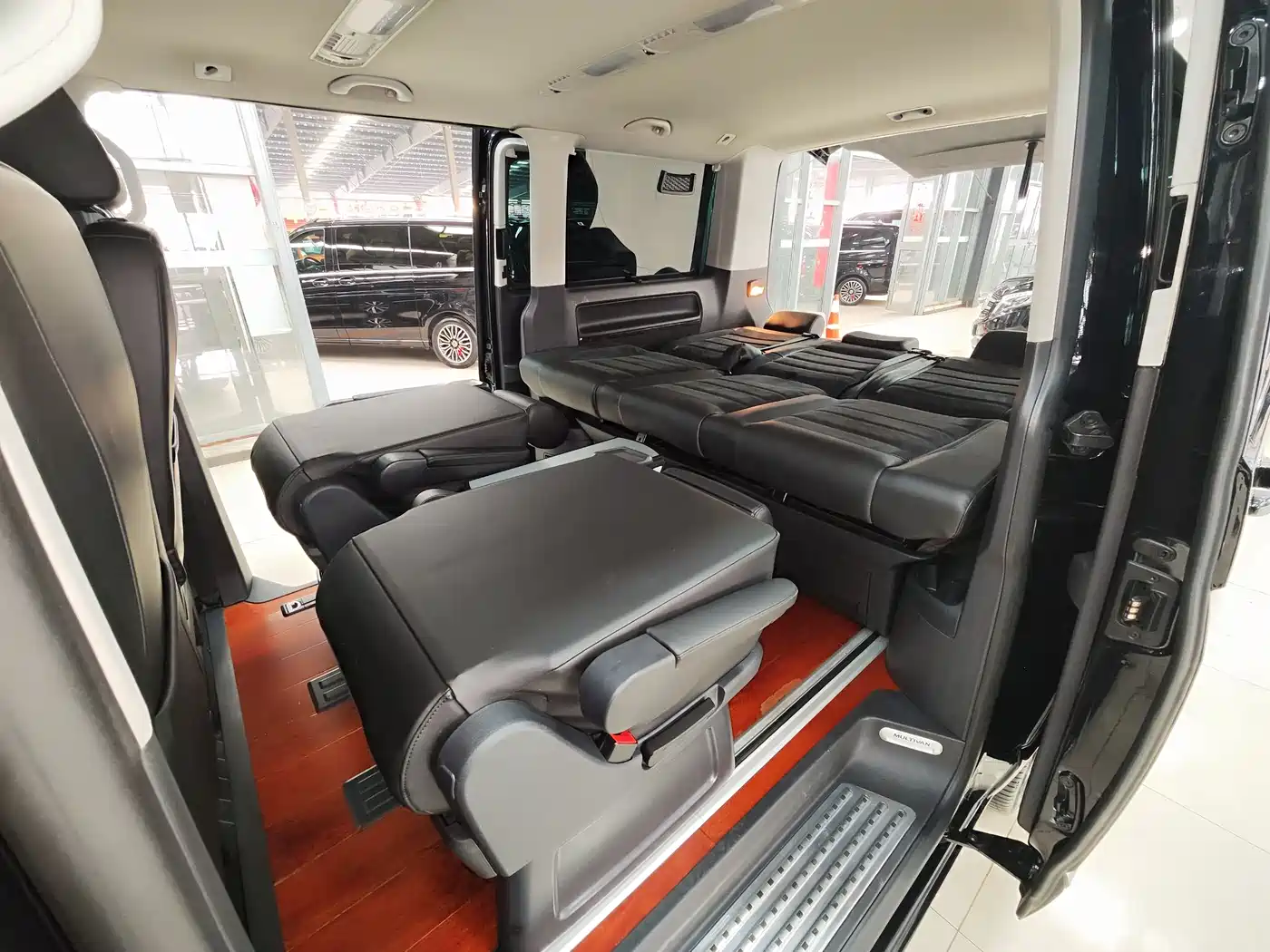Volkswagen Multivan 2018 2.0TSI 4WD Premium Edition 7-Seater фото 27