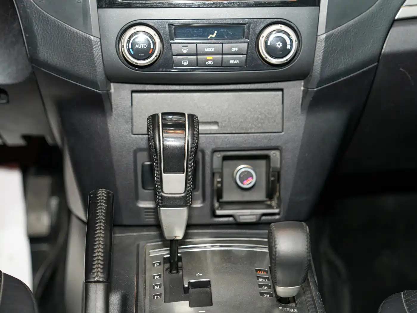 Mitsubishi Pajero (Import) 2010 3.0L Automatic Luxury Edition фото 29