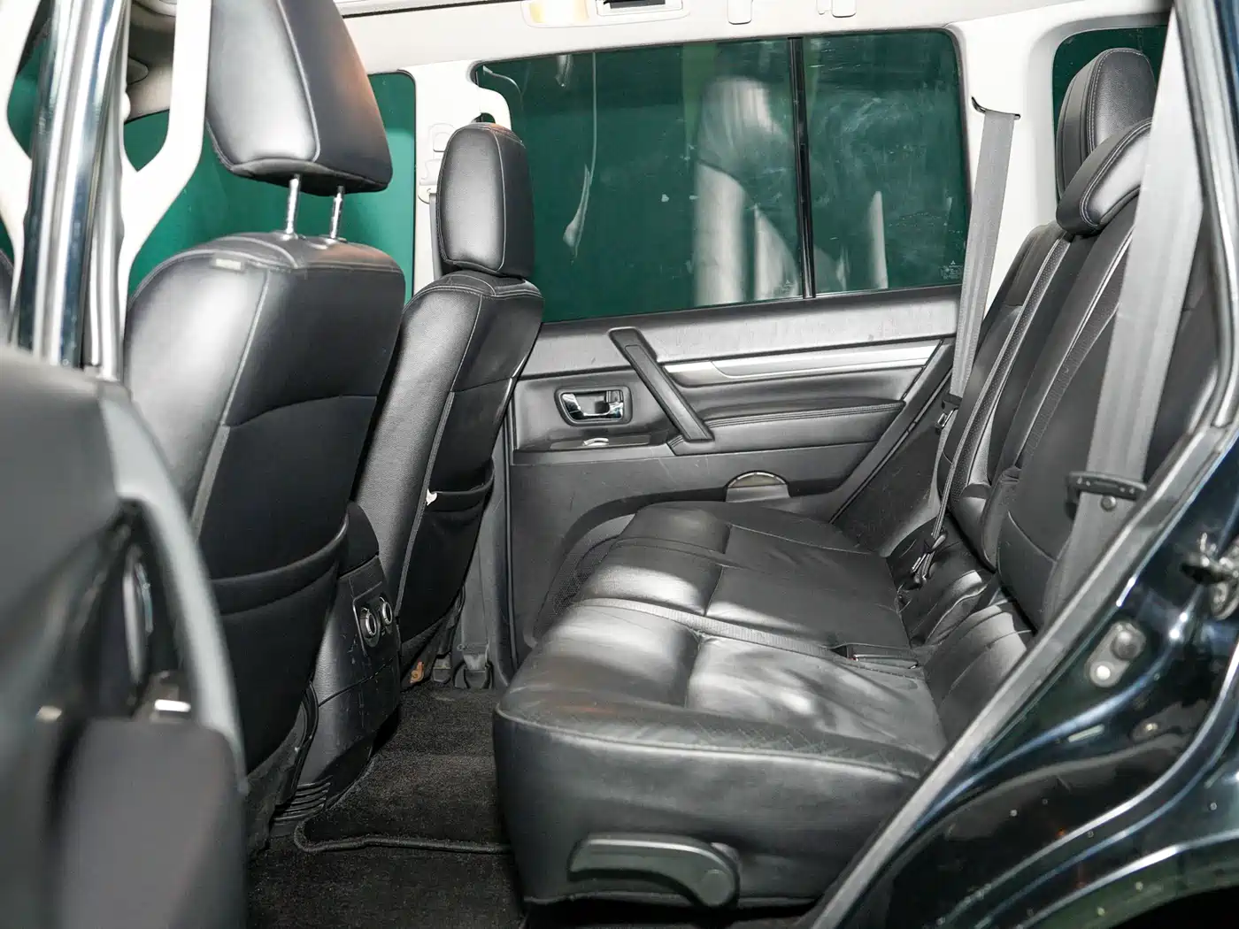 Mitsubishi Pajero (Import) 2010 3.0L Automatic Luxury Edition фото 13