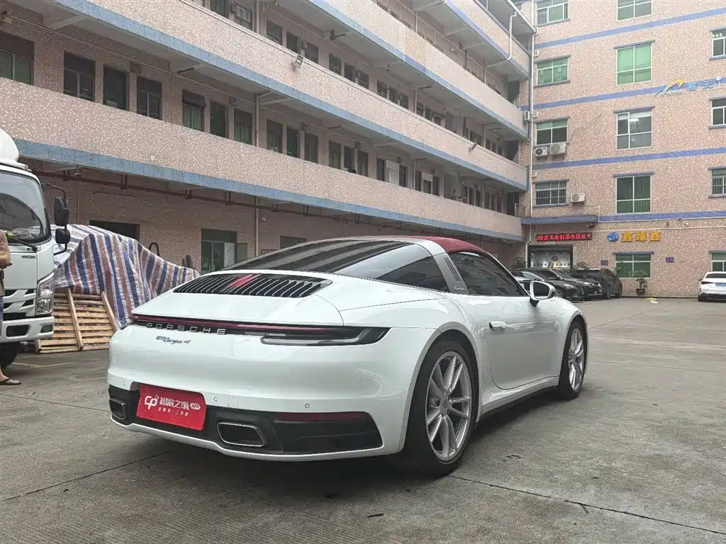PORSCHE 911
