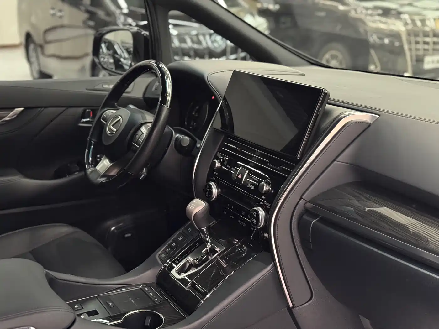 Lexus LM 2020 300h 4-Seat Imperial Edition фото 9