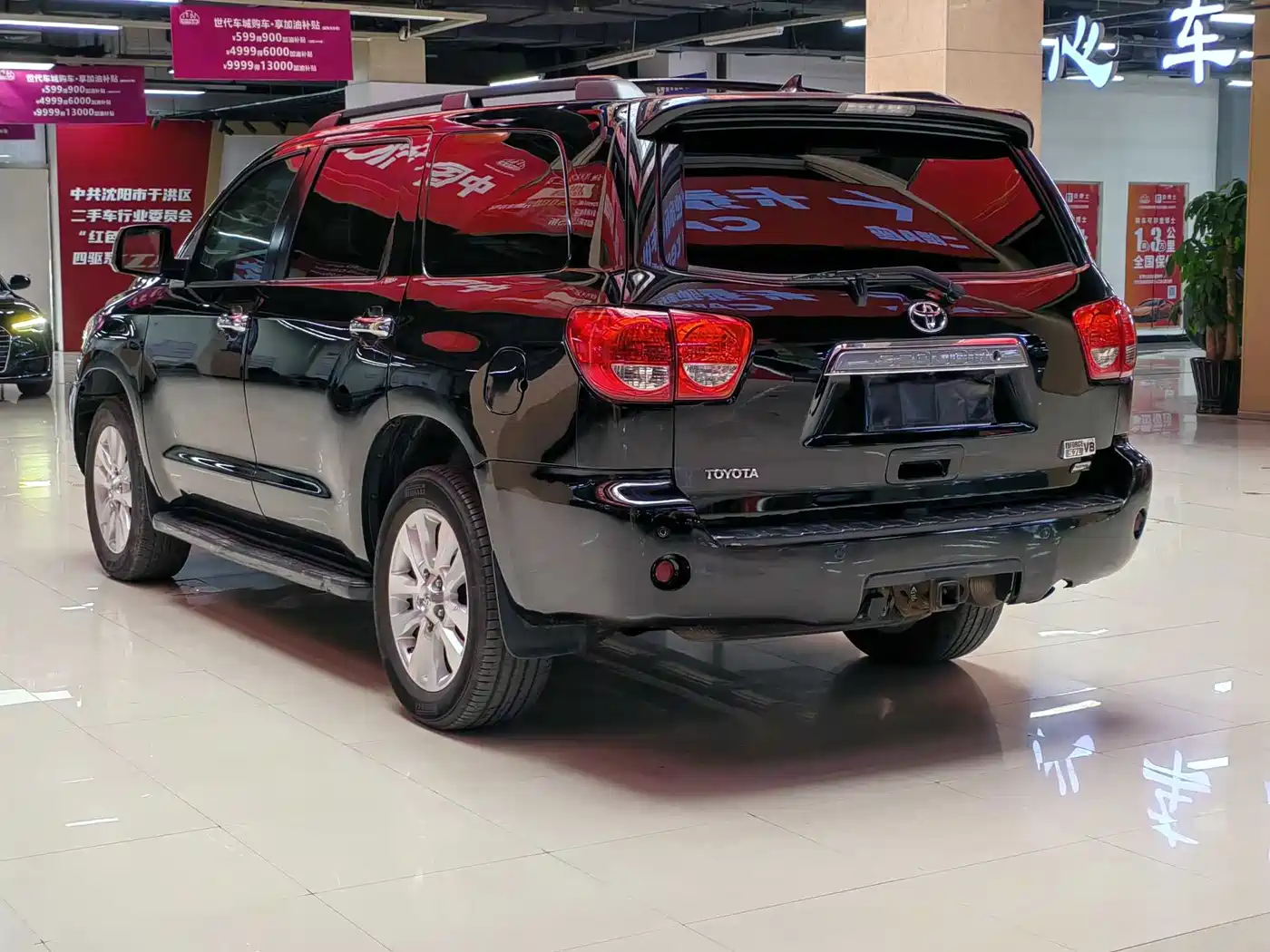 Toyota Sequoia 2010 5.7 Platinum Edition фото 6