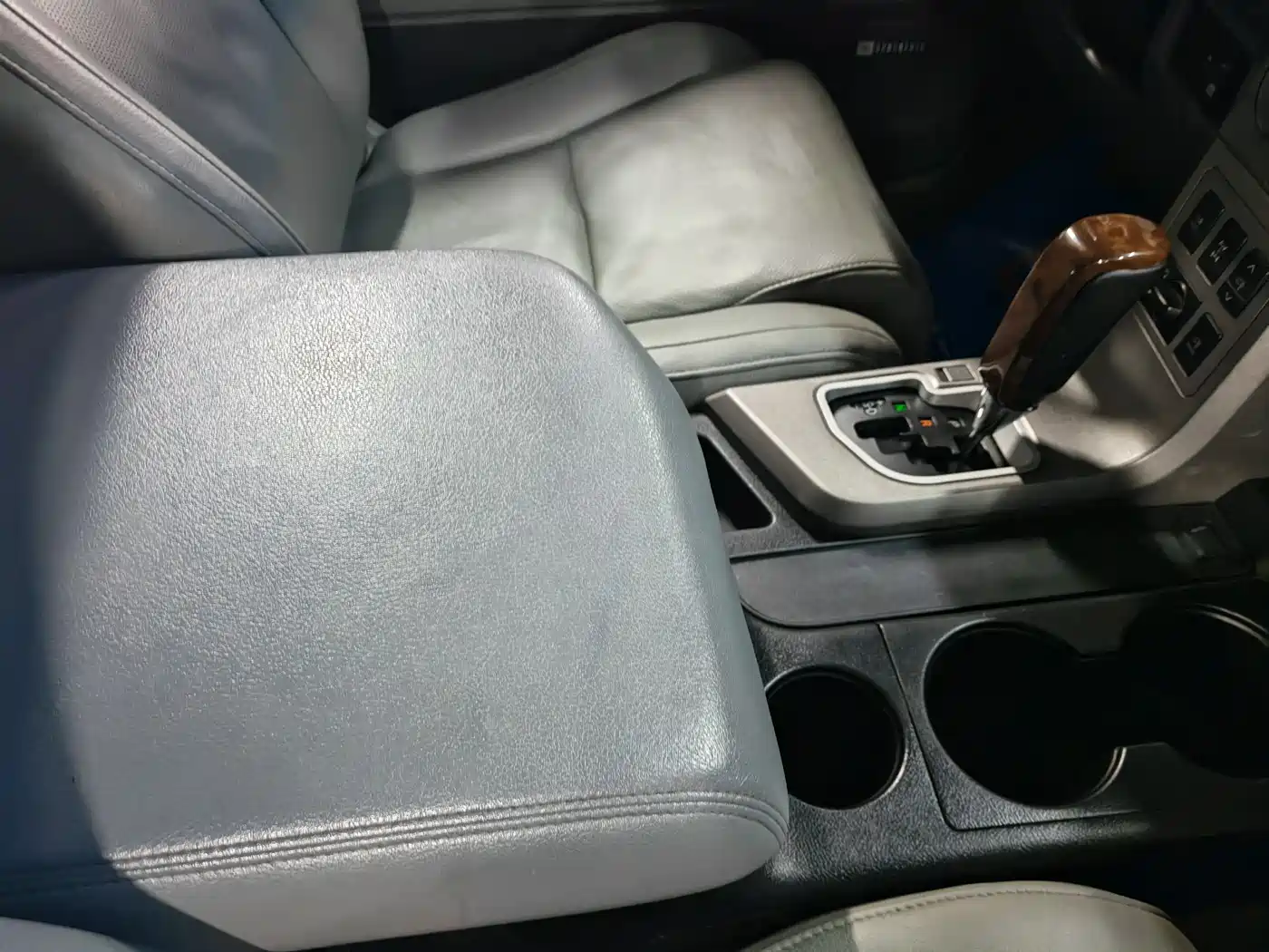 Toyota Sequoia 2010 5.7 Platinum Edition фото 17