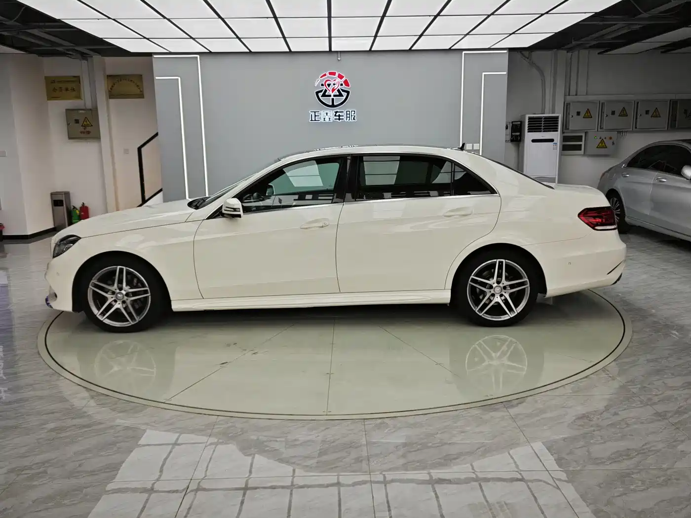 Mercedes-Benz E-Class 2015 E 320 L Sport фото 4