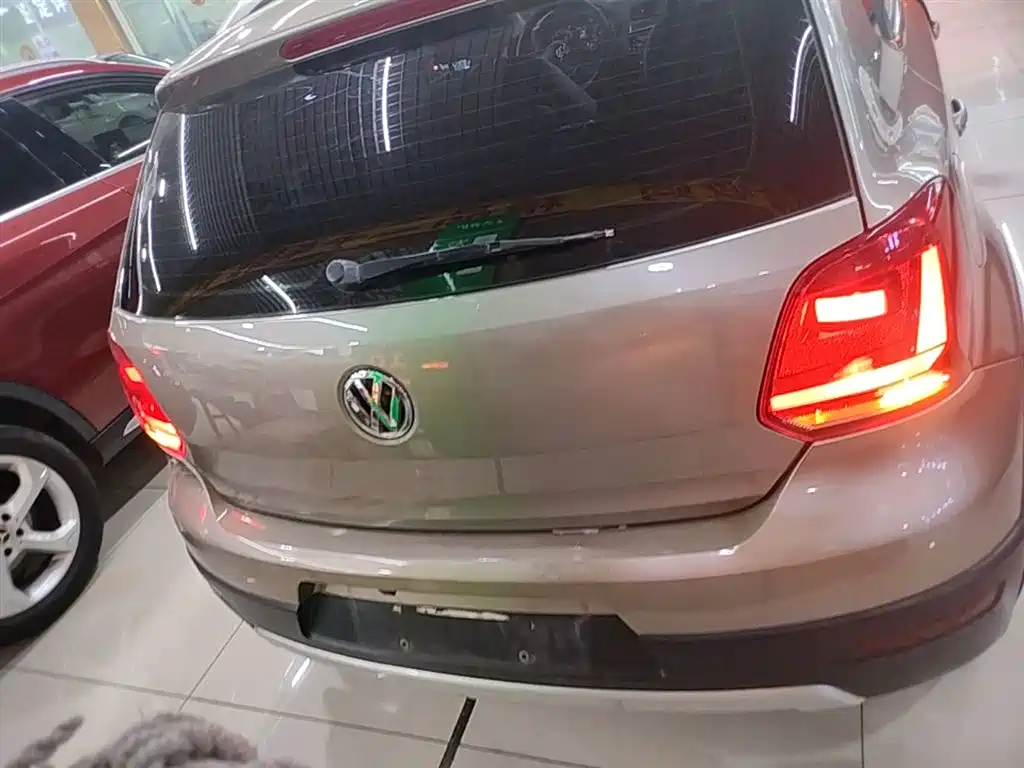 Volkswagen Polo 2016 1.4L Cross Polo Automatic фото 6