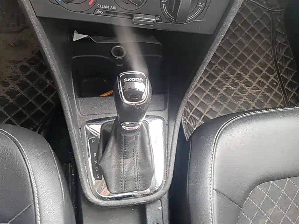 Škoda Skoda Rapid Spaceback 2018 1.6L Automatic Comfort фото 14