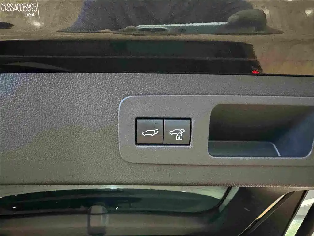 Фото 8 - Lexus LX