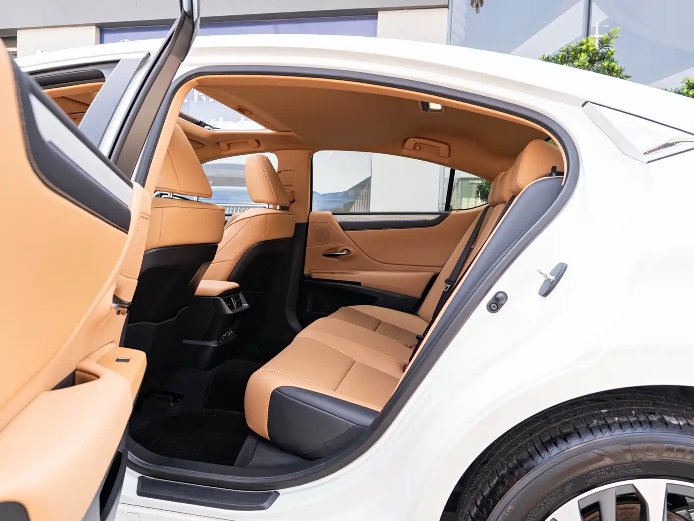 Lexus ES 2025 200 Ultimate Edition фото 10