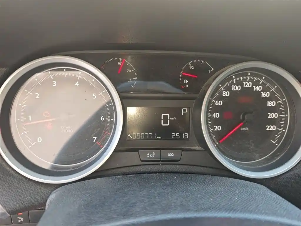 Peugeot 408 2015 Model 1.2T Automatic Luxury Edition фото 4
