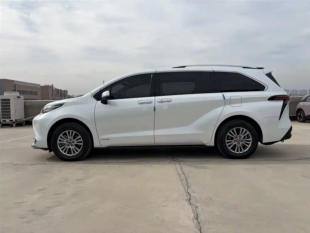 Toyota Sienna 2021 2.5L Hybrid Premium Edition фото 4