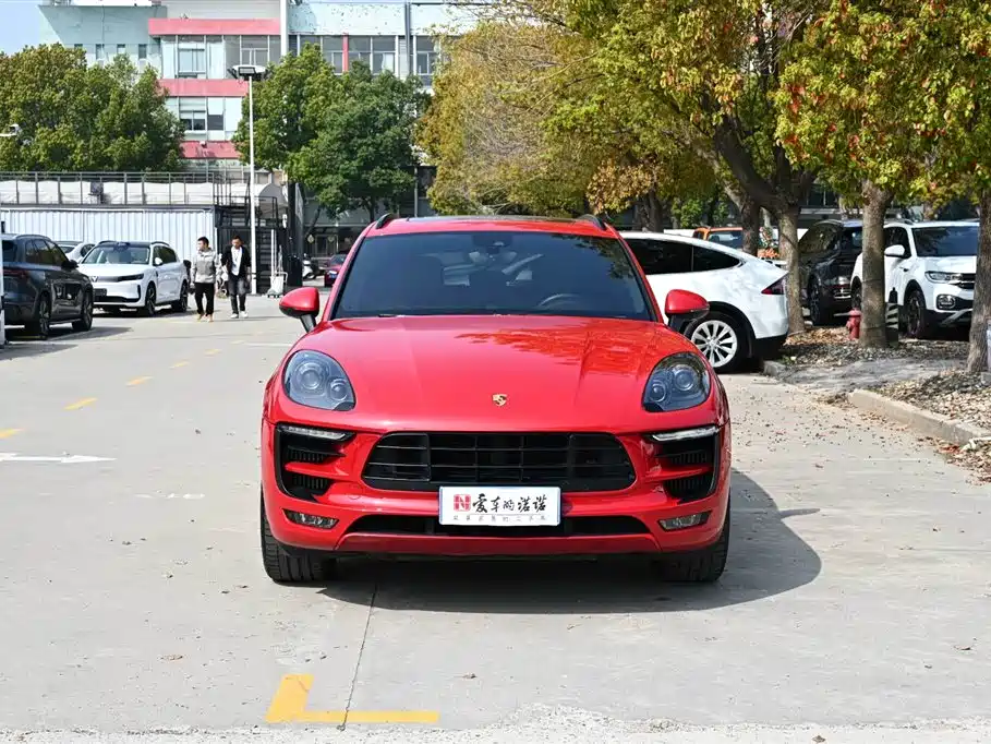 PORSCHE MACAN