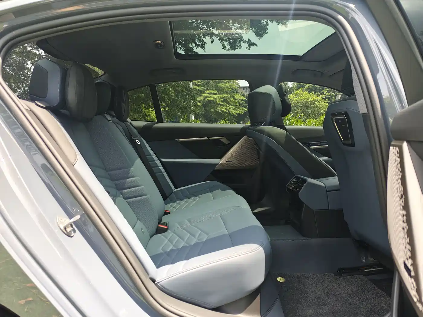 BMW i5 2024 eDrive 35L Premium Model M Sport Package фото 9