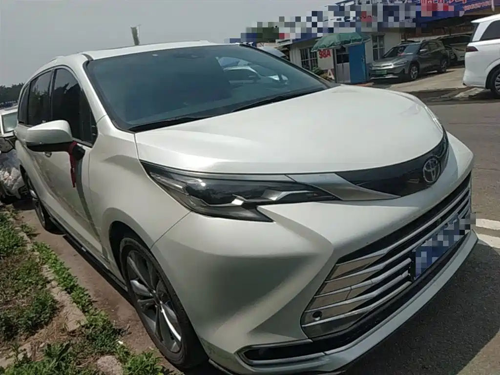Toyota Sienna 2021 2.5L Hybrid Platinum Edition фото 4