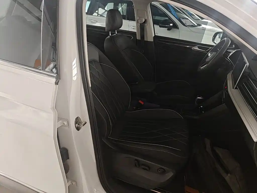 Photo 25 - Volkswagen Tiguan L