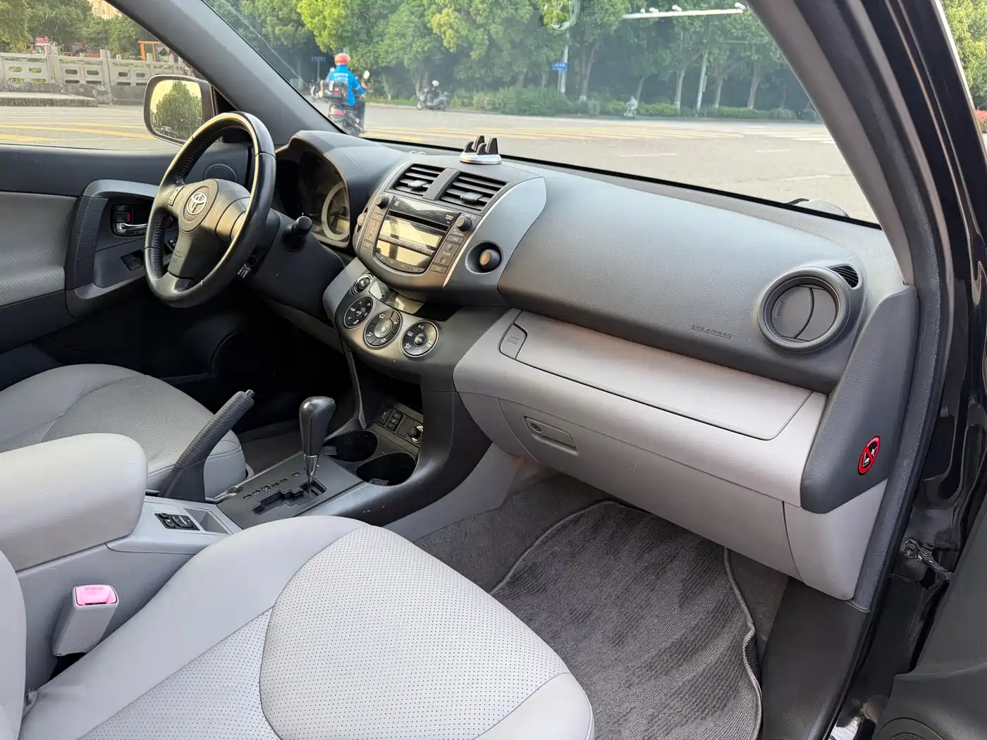 Toyota RAV4 Rongfang 2010 2.4L Automatic Luxury Upgrade Edition фото 14