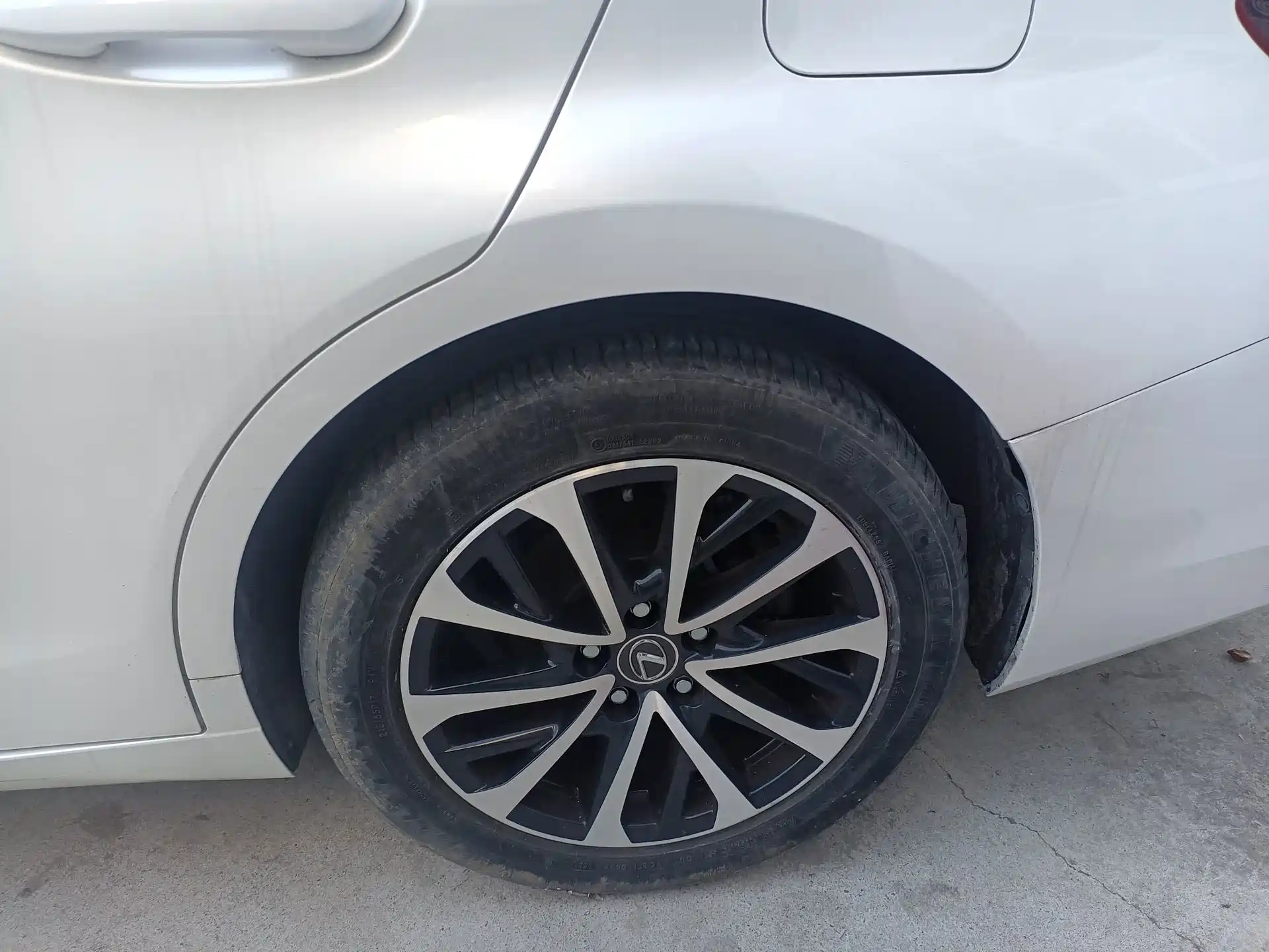 Photo 14 - Lexus ES