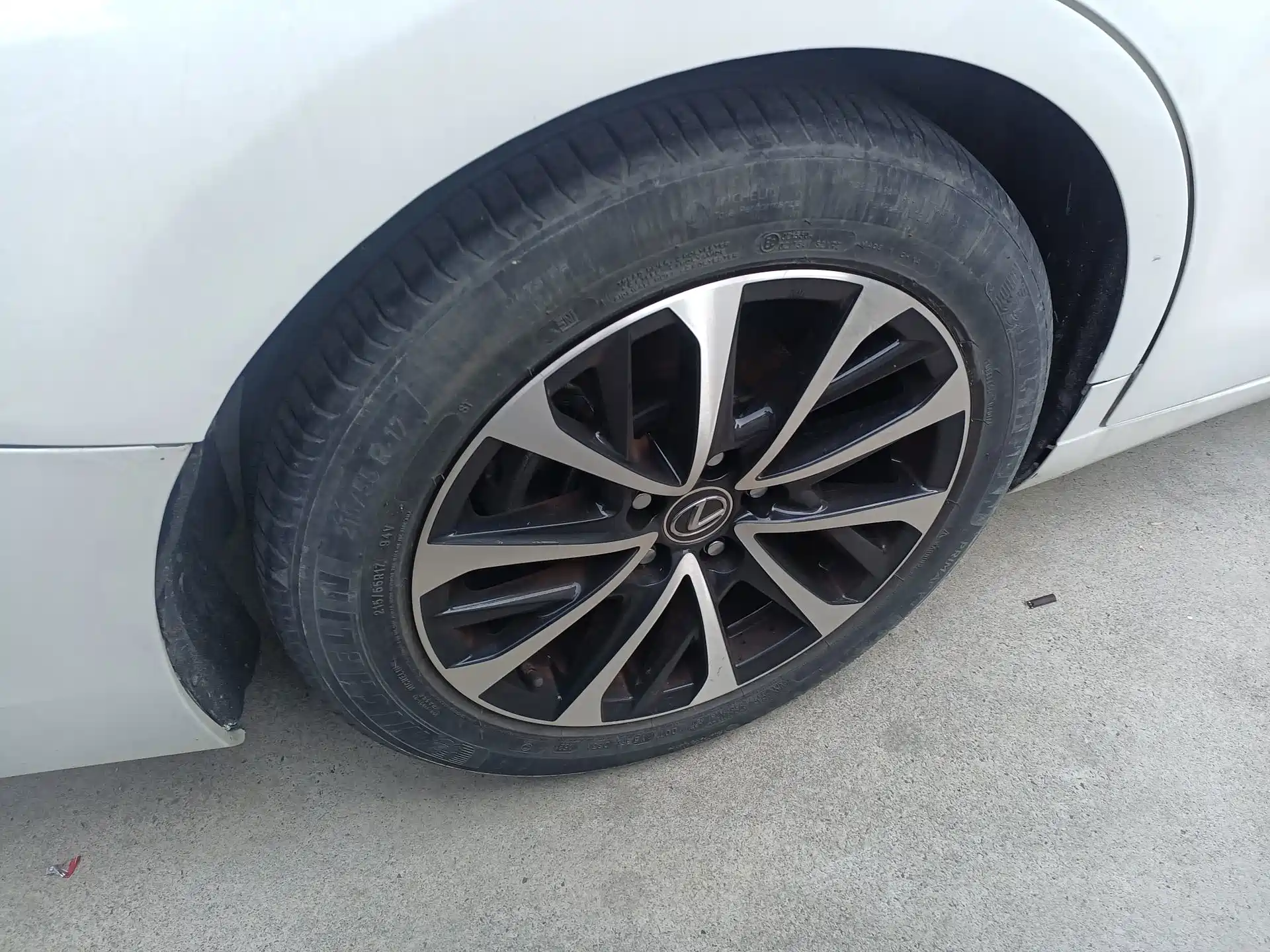 Photo 15 - Lexus ES
