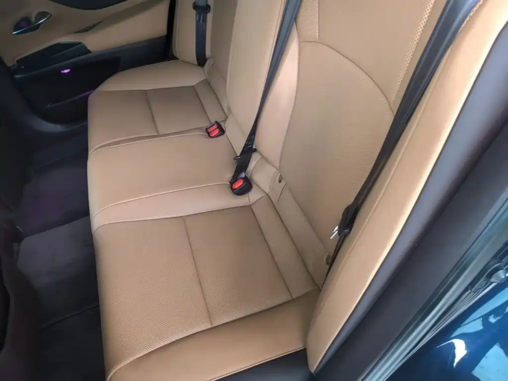 Photo 17 - Lexus ES