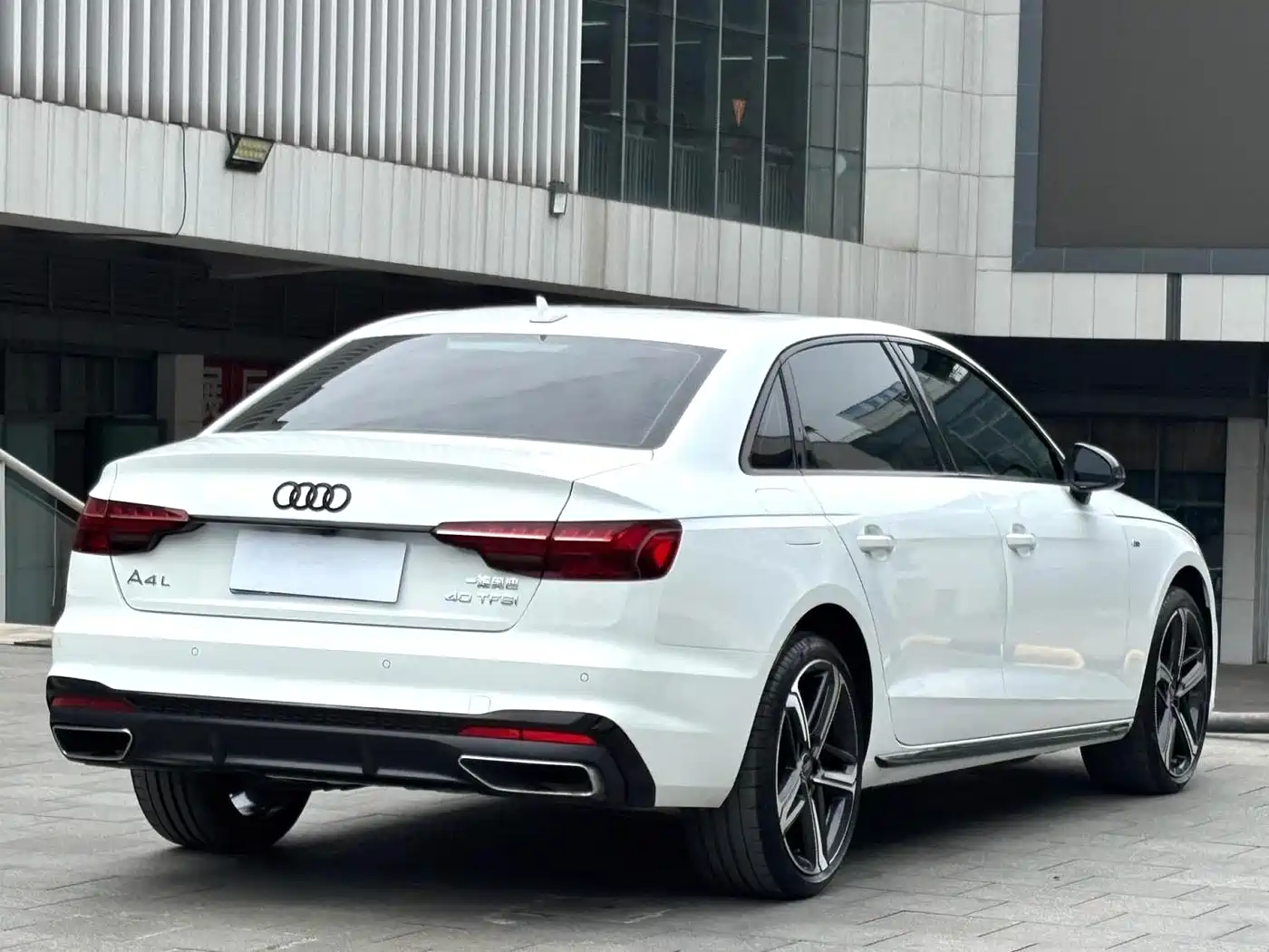 Фото 8 - Audi A4L