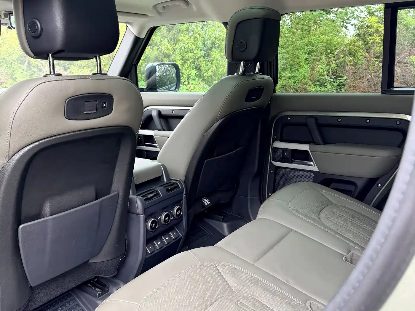 Land Rover Defender 2020 Model 110 P400 HSE фото 15