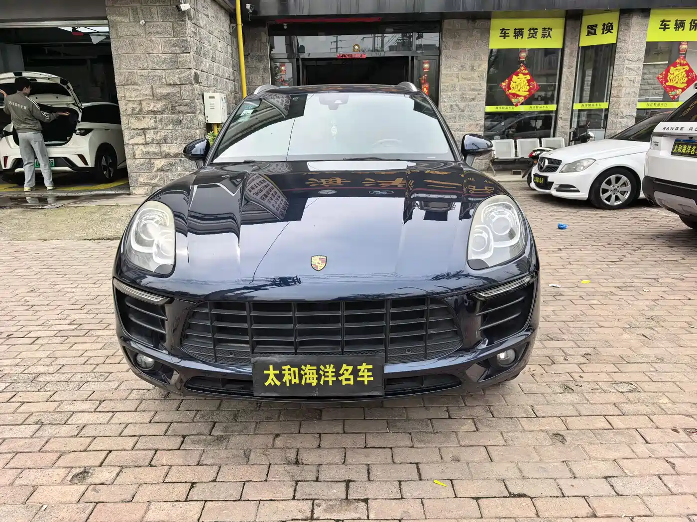 PORSCHE MACAN