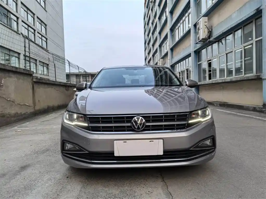 VOLKSWAGEN BORA