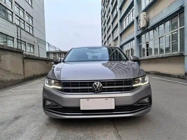 VOLKSWAGEN BORA